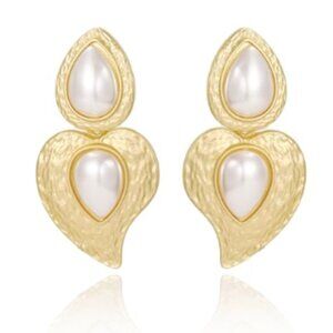 Gold Heart Pearl Earrings – Romantic, Elegant & Feminine